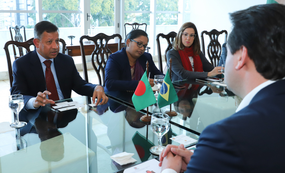 Governador Carlos Massa Ratinho Jr recebe o embaixador de Bangladesh Zulfiqar Rahman. - Curitiba,17/06/2019 Foto: Rodrigo Félix Leal/ANPr