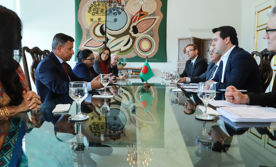 Governador Carlos Massa Ratinho Jr recebe o embaixador de Bangladesh Zulfiqar Rahman. - Curitiba,17/06/2019 Foto: Rodrigo Félix Leal/ANPr