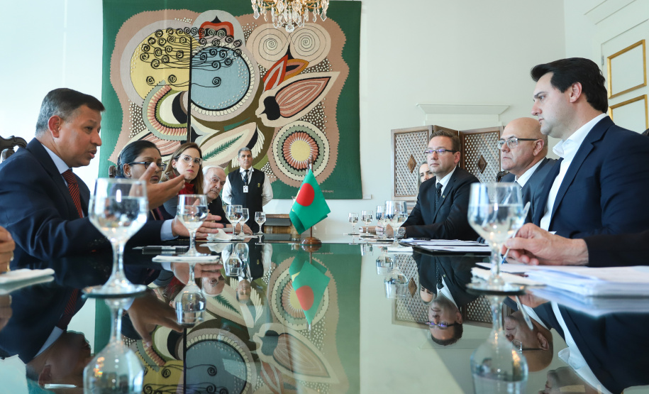 Governador Carlos Massa Ratinho Jr recebe o embaixador de Bangladesh Zulfiqar Rahman. - Curitiba,17/06/2019 Foto: Rodrigo Félix Leal/ANPr