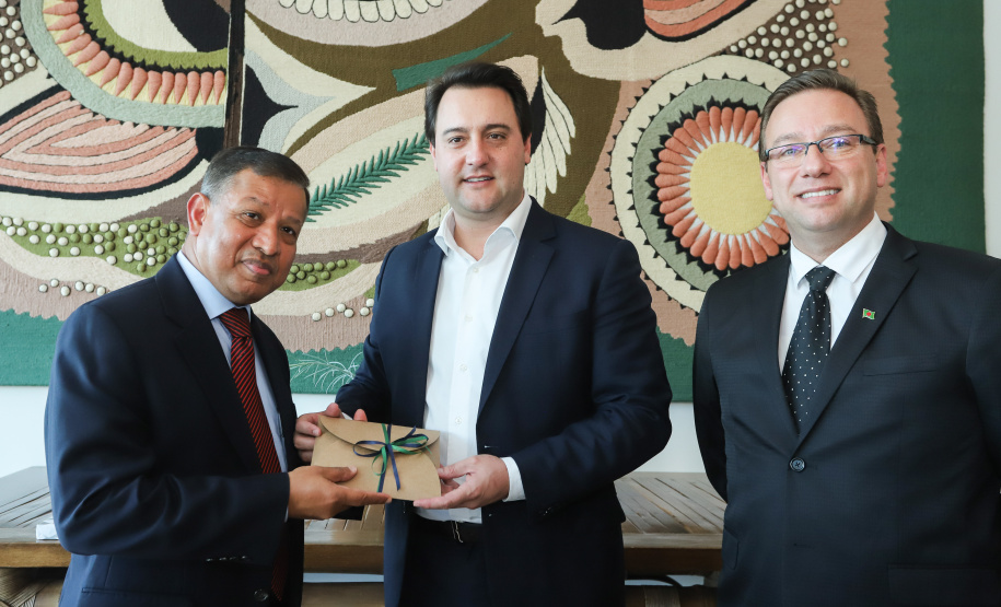 Governador Carlos Massa Ratinho Jr recebe o embaixador de Bangladesh Zulfiqar Rahman. - Curitiba,17/06/2019 Foto: Rodrigo Félix Leal/ANPr
