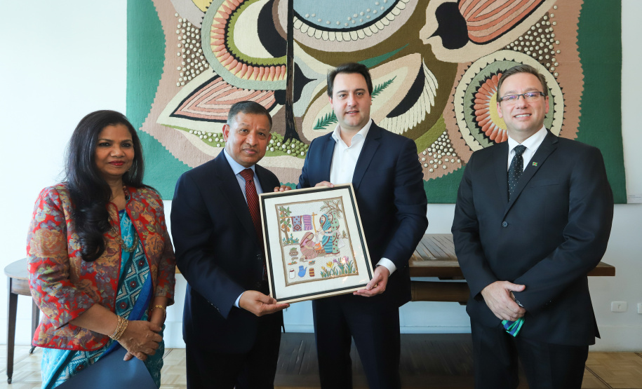 Governador Carlos Massa Ratinho Jr recebe o embaixador de Bangladesh Zulfiqar Rahman. - Curitiba,17/06/2019 Foto: Rodrigo Félix Leal/ANPr