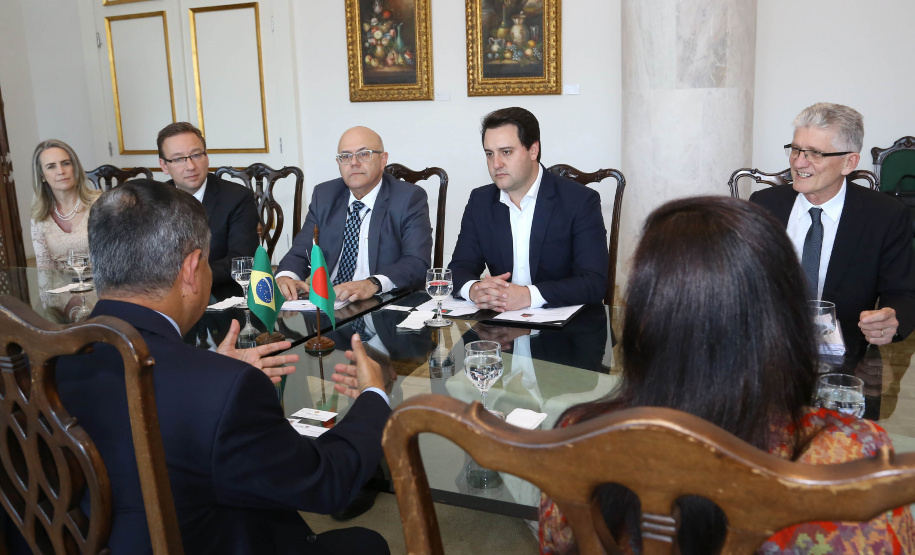 Governador Carlos Massa Ratinho Jr recebe visita do embaixador de Bangladesh Zulfiqar Rahman. - Curitiba,17/06/2019 Foto:Jaelson Lucas / ANPr