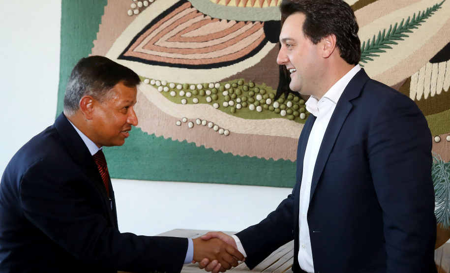 Governador Carlos Massa Ratinho Jr recebe visita do embaixador de Bangladesh Zulfiqar Rahman. - Curitiba,17/06/2019 Foto:Jaelson Lucas / ANPr