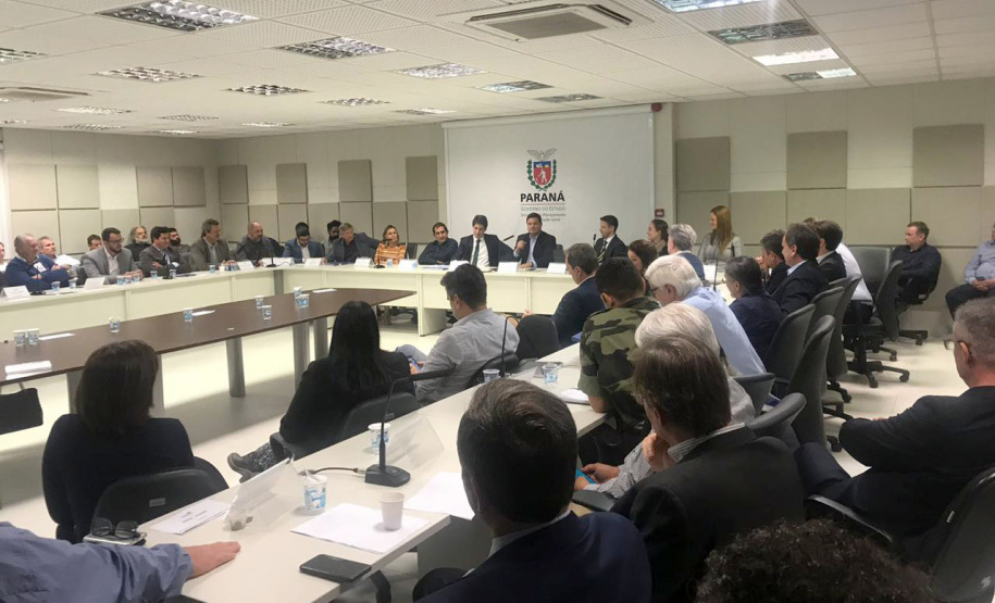 A Secretaria de Estado do Desenvolvimento Sustentável e do Turismo se reuniu hoje (17), com procuradores e promotores do Ministério Público do Paraná (MP-PR), para discutir projetos e obras de desenvolvimento sustentável para o Litoral paranaense. O encontro aconteceu no Palácio das Araucárias. Foto: Divulgação/SEDEST