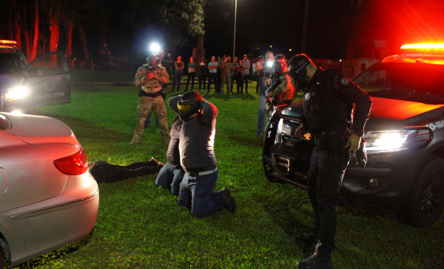 A Polícia Civil do Paraná promoveu na sexta-feira (14) a primeira edição do Curso de Orientação à Imprensa em Áreas de Conflito Armado, em Curitiba. Noções básicas sobre procedimentos policiais em locais de crime, atendimento pré-hospitalar de combate e instrução de tiro foram algumas das disciplinas ministradas no treinamento, que reuniu 20 jornalistas de veículos de comunicação paranaenses.  Curitiba, 17/06/2019  -  Foto: Divulgação Polícia Civil
