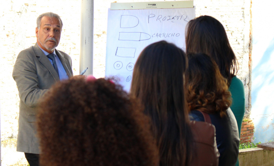 A Polícia Civil do Paraná promoveu na sexta-feira (14) a primeira edição do Curso de Orientação à Imprensa em Áreas de Conflito Armado, em Curitiba. Noções básicas sobre procedimentos policiais em locais de crime, atendimento pré-hospitalar de combate e instrução de tiro foram algumas das disciplinas ministradas no treinamento, que reuniu 20 jornalistas de veículos de comunicação paranaenses.  Curitiba, 17/06/2019  -  Foto: Divulgação Polícia Civil