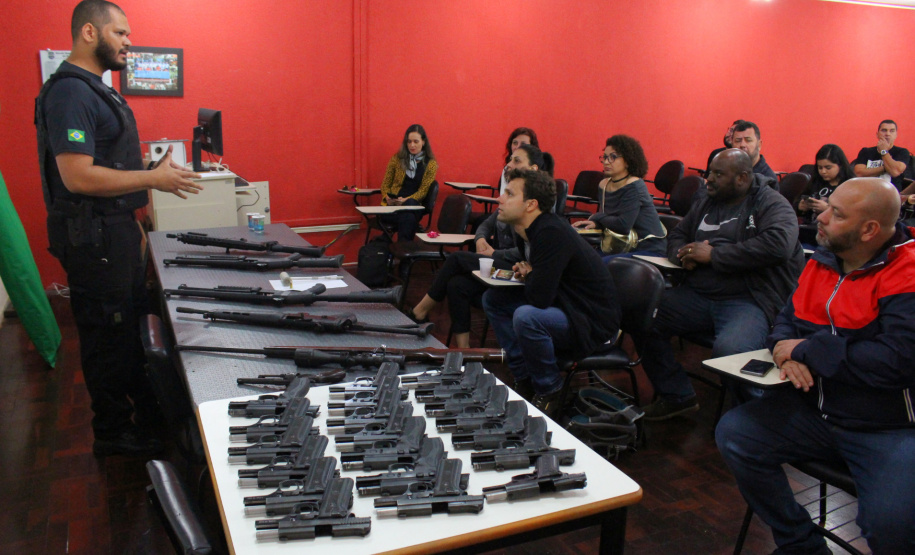 A Polícia Civil do Paraná promoveu na sexta-feira (14) a primeira edição do Curso de Orientação à Imprensa em Áreas de Conflito Armado, em Curitiba. Noções básicas sobre procedimentos policiais em locais de crime, atendimento pré-hospitalar de combate e instrução de tiro foram algumas das disciplinas ministradas no treinamento, que reuniu 20 jornalistas de veículos de comunicação paranaenses.  Curitiba, 17/06/2019  -  Foto: Divulgação Polícia Civil