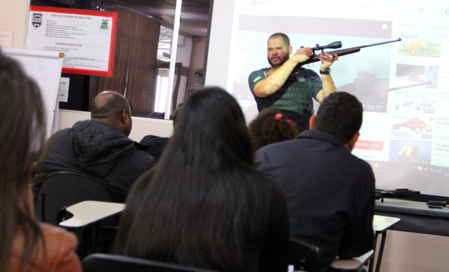 A Polícia Civil do Paraná promoveu na sexta-feira (14) a primeira edição do Curso de Orientação à Imprensa em Áreas de Conflito Armado, em Curitiba. Noções básicas sobre procedimentos policiais em locais de crime, atendimento pré-hospitalar de combate e instrução de tiro foram algumas das disciplinas ministradas no treinamento, que reuniu 20 jornalistas de veículos de comunicação paranaenses.  Curitiba, 17/06/2019  -  Foto: Divulgação Polícia Civil