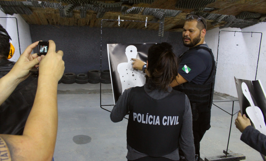 A Polícia Civil do Paraná promoveu na sexta-feira (14) a primeira edição do Curso de Orientação à Imprensa em Áreas de Conflito Armado, em Curitiba. Noções básicas sobre procedimentos policiais em locais de crime, atendimento pré-hospitalar de combate e instrução de tiro foram algumas das disciplinas ministradas no treinamento, que reuniu 20 jornalistas de veículos de comunicação paranaenses.  Curitiba, 17/06/2019  -  Foto: Divulgação Polícia Civil