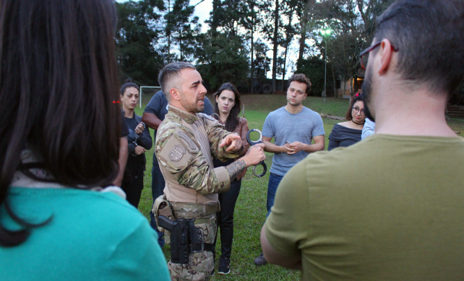 A Polícia Civil do Paraná promoveu na sexta-feira (14) a primeira edição do Curso de Orientação à Imprensa em Áreas de Conflito Armado, em Curitiba. Noções básicas sobre procedimentos policiais em locais de crime, atendimento pré-hospitalar de combate e instrução de tiro foram algumas das disciplinas ministradas no treinamento, que reuniu 20 jornalistas de veículos de comunicação paranaenses.  Curitiba, 17/06/2019  -  Foto: Divulgação Polícia Civil