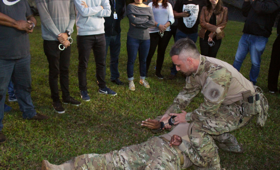 A Polícia Civil do Paraná promoveu na sexta-feira (14) a primeira edição do Curso de Orientação à Imprensa em Áreas de Conflito Armado, em Curitiba. Noções básicas sobre procedimentos policiais em locais de crime, atendimento pré-hospitalar de combate e instrução de tiro foram algumas das disciplinas ministradas no treinamento, que reuniu 20 jornalistas de veículos de comunicação paranaenses.  Curitiba, 17/06/2019  -  Foto: Divulgação Polícia Civil