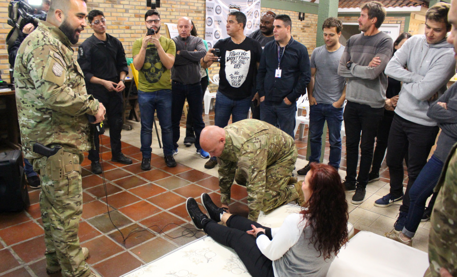 A Polícia Civil do Paraná promoveu na sexta-feira (14) a primeira edição do Curso de Orientação à Imprensa em Áreas de Conflito Armado, em Curitiba. Noções básicas sobre procedimentos policiais em locais de crime, atendimento pré-hospitalar de combate e instrução de tiro foram algumas das disciplinas ministradas no treinamento, que reuniu 20 jornalistas de veículos de comunicação paranaenses.  Curitiba, 17/06/2019  -  Foto: Divulgação Polícia Civil