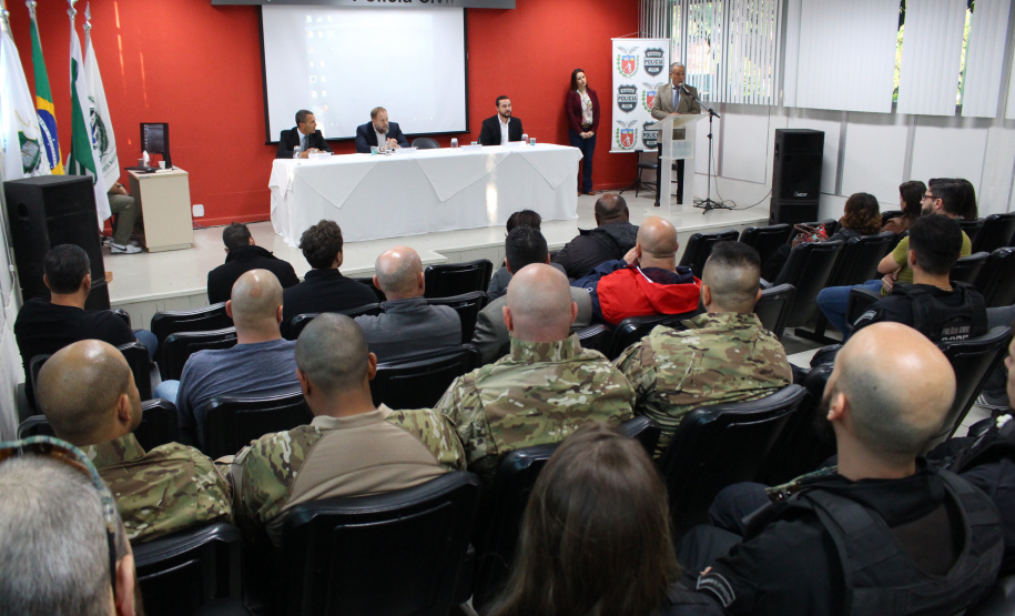 A Polícia Civil do Paraná promoveu na sexta-feira (14) a primeira edição do Curso de Orientação à Imprensa em Áreas de Conflito Armado, em Curitiba. Noções básicas sobre procedimentos policiais em locais de crime, atendimento pré-hospitalar de combate e instrução de tiro foram algumas das disciplinas ministradas no treinamento, que reuniu 20 jornalistas de veículos de comunicação paranaenses.  Curitiba, 17/06/2019  -  Foto: Divulgação Polícia Civil