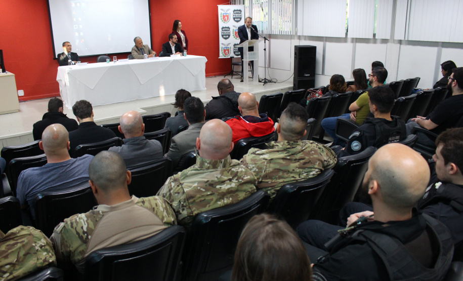 A Polícia Civil do Paraná promoveu na sexta-feira (14) a primeira edição do Curso de Orientação à Imprensa em Áreas de Conflito Armado, em Curitiba. Noções básicas sobre procedimentos policiais em locais de crime, atendimento pré-hospitalar de combate e instrução de tiro foram algumas das disciplinas ministradas no treinamento, que reuniu 20 jornalistas de veículos de comunicação paranaenses.  Curitiba, 17/06/2019  -  Foto: Divulgação Polícia Civil