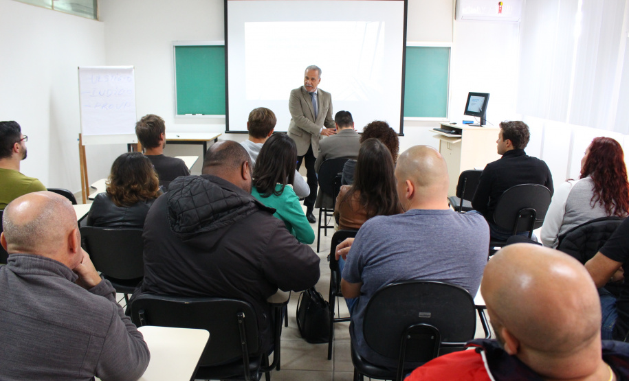 A Polícia Civil do Paraná promoveu na sexta-feira (14) a primeira edição do Curso de Orientação à Imprensa em Áreas de Conflito Armado, em Curitiba. Noções básicas sobre procedimentos policiais em locais de crime, atendimento pré-hospitalar de combate e instrução de tiro foram algumas das disciplinas ministradas no treinamento, que reuniu 20 jornalistas de veículos de comunicação paranaenses.  Curitiba, 17/06/2019  -  Foto: Divulgação Polícia Civil
