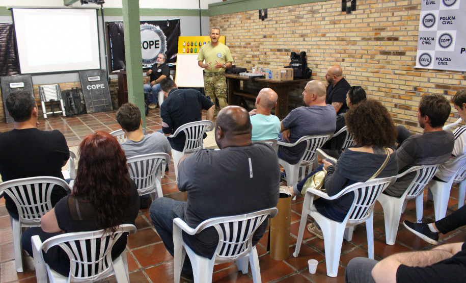 A Polícia Civil do Paraná promoveu na sexta-feira (14) a primeira edição do Curso de Orientação à Imprensa em Áreas de Conflito Armado, em Curitiba. Noções básicas sobre procedimentos policiais em locais de crime, atendimento pré-hospitalar de combate e instrução de tiro foram algumas das disciplinas ministradas no treinamento, que reuniu 20 jornalistas de veículos de comunicação paranaenses.  Curitiba, 17/06/2019  -  Foto: Divulgação Polícia Civil