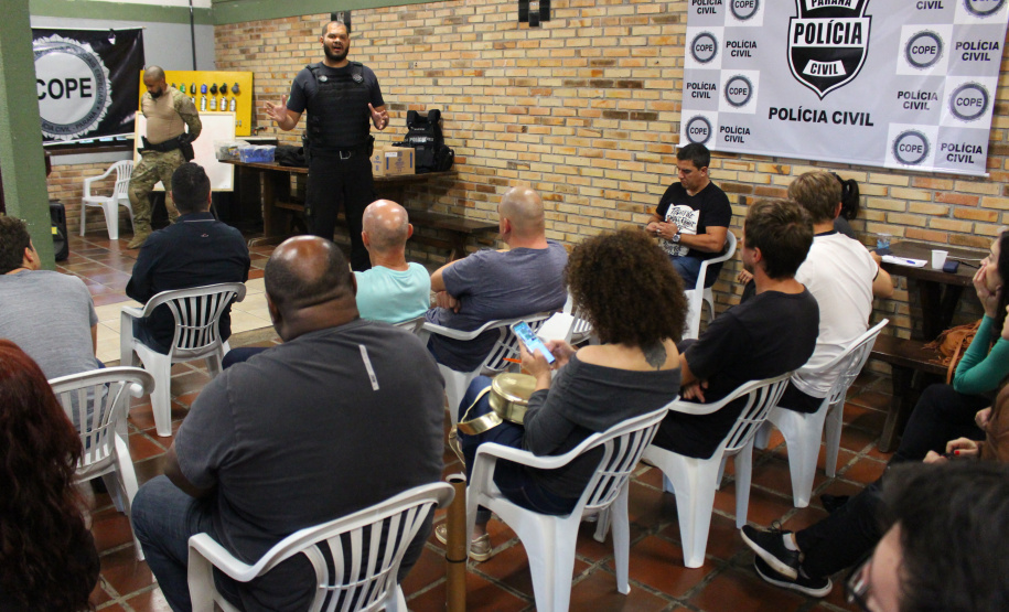A Polícia Civil do Paraná promoveu na sexta-feira (14) a primeira edição do Curso de Orientação à Imprensa em Áreas de Conflito Armado, em Curitiba. Noções básicas sobre procedimentos policiais em locais de crime, atendimento pré-hospitalar de combate e instrução de tiro foram algumas das disciplinas ministradas no treinamento, que reuniu 20 jornalistas de veículos de comunicação paranaenses.  Curitiba, 17/06/2019  -  Foto: Divulgação Polícia Civil
