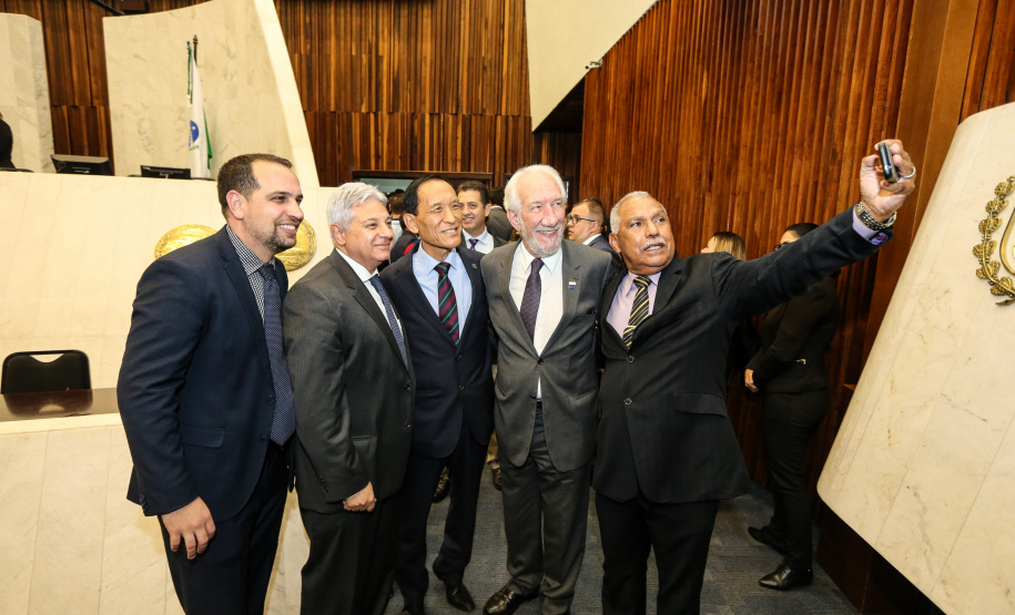 O governador Carlos Massa Ratinho Junior participa da entrega do título de Cidadão Honorário do Paraná ao senador Oriovisto Guimarães, na Assembleia Legislativa do Paraná Curitiba, 17/06/2019 -Foto: Geraldo Bubniak/ANPr