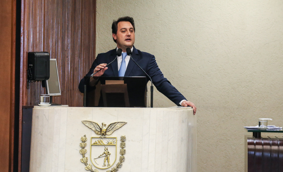 O governador Carlos Massa Ratinho Junior participa da entrega do título de Cidadão Honorário do Paraná ao senador Oriovisto Guimarães, na Assembleia Legislativa do Paraná Curitiba, 17/06/2019 -Foto: Geraldo Bubniak/ANPr