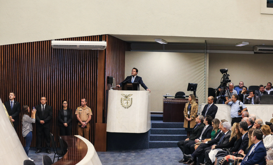 O governador Carlos Massa Ratinho Junior participa da entrega do título de Cidadão Honorário do Paraná ao senador Oriovisto Guimarães, na Assembleia Legislativa do Paraná Curitiba, 17/06/2019 -Foto: Geraldo Bubniak/ANPr