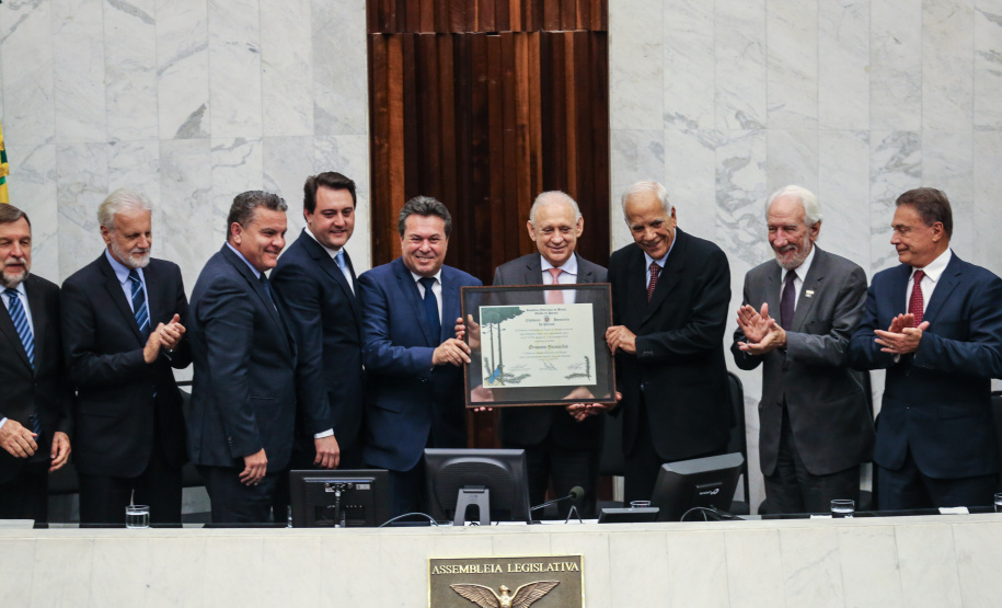 O governador Carlos Massa Ratinho Junior participa da entrega do título de Cidadão Honorário do Paraná ao senador Oriovisto Guimarães, na Assembleia Legislativa do Paraná Curitiba, 17/06/2019 -Foto: Geraldo Bubniak/ANPr