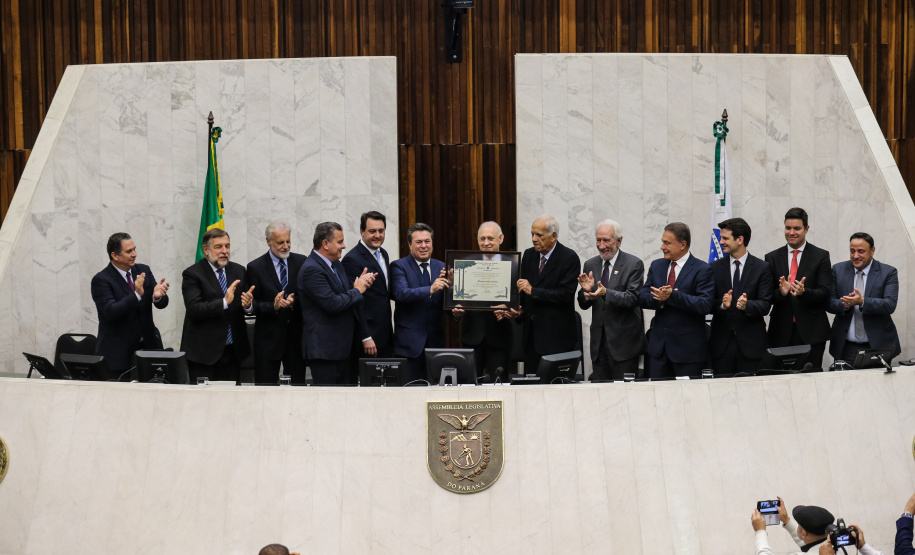 O governador Carlos Massa Ratinho Junior participa da entrega do título de Cidadão Honorário do Paraná ao senador Oriovisto Guimarães, na Assembleia Legislativa do Paraná Curitiba, 17/06/2019 -Foto: Geraldo Bubniak/ANPr