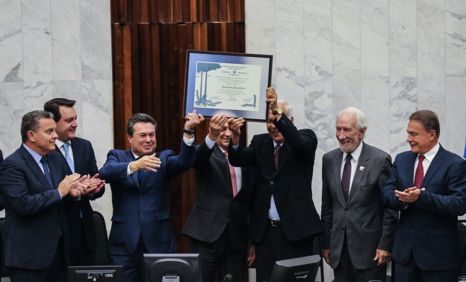 O governador Carlos Massa Ratinho Junior participa da entrega do título de Cidadão Honorário do Paraná ao senador Oriovisto Guimarães, na Assembleia Legislativa do Paraná Curitiba, 17/06/2019 -Foto: Geraldo Bubniak/ANPr