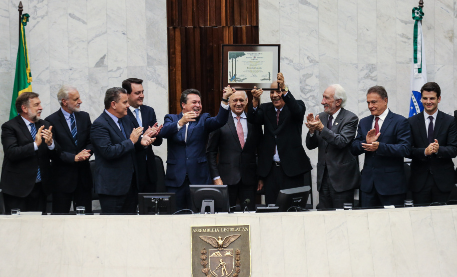 O governador Carlos Massa Ratinho Junior participa da entrega do título de Cidadão Honorário do Paraná ao senador Oriovisto Guimarães, na Assembleia Legislativa do Paraná Curitiba, 17/06/2019 -Foto: Geraldo Bubniak/ANPr
