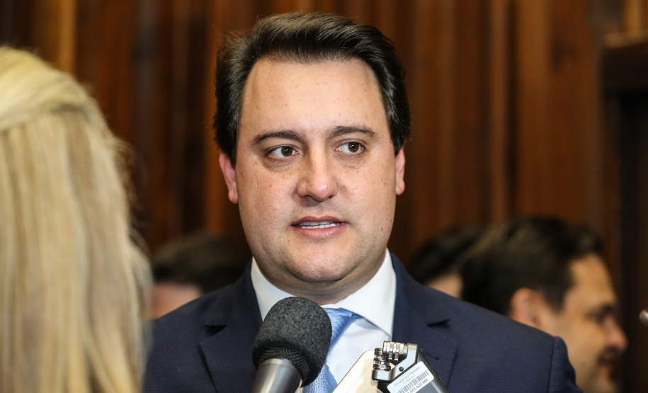 O governador Carlos Massa Ratinho Junior participa da entrega do título de Cidadão Honorário do Paraná ao senador Oriovisto Guimarães, na Assembleia Legislativa do Paraná Curitiba, 17/06/2019 -Foto: Geraldo Bubniak/ANPr