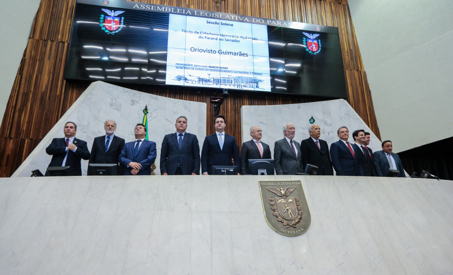 O governador Carlos Massa Ratinho Junior participa da entrega do título de Cidadão Honorário do Paraná ao senador Oriovisto Guimarães, na Assembleia Legislativa do Paraná Curitiba, 17/06/2019 -Foto: Geraldo Bubniak/ANPr
