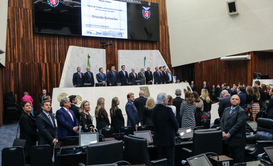 O governador Carlos Massa Ratinho Junior participa da entrega do título de Cidadão Honorário do Paraná ao senador Oriovisto Guimarães, na Assembleia Legislativa do Paraná Curitiba, 17/06/2019 -Foto: Geraldo Bubniak/ANPr