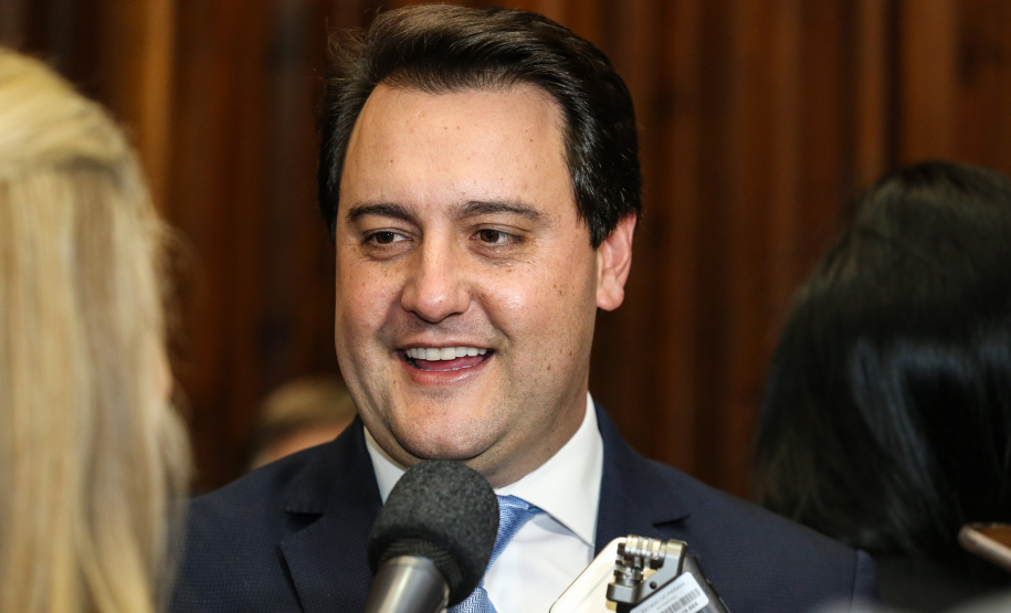 O governador Carlos Massa Ratinho Junior participa da entrega do título de Cidadão Honorário do Paraná ao senador Oriovisto Guimarães, na Assembleia Legislativa do Paraná Curitiba, 17/06/2019 -Foto: Geraldo Bubniak/ANPr