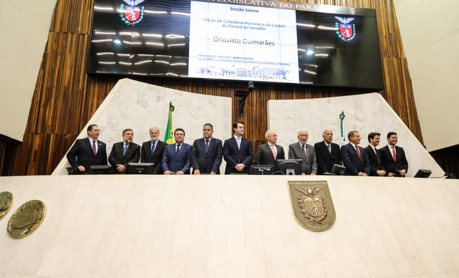 O governador Carlos Massa Ratinho Junior participa da entrega do título de Cidadão Honorário do Paraná ao senador Oriovisto Guimarães, na Assembleia Legislativa do Paraná Curitiba, 17/06/2019 -Foto: Geraldo Bubniak/ANPr