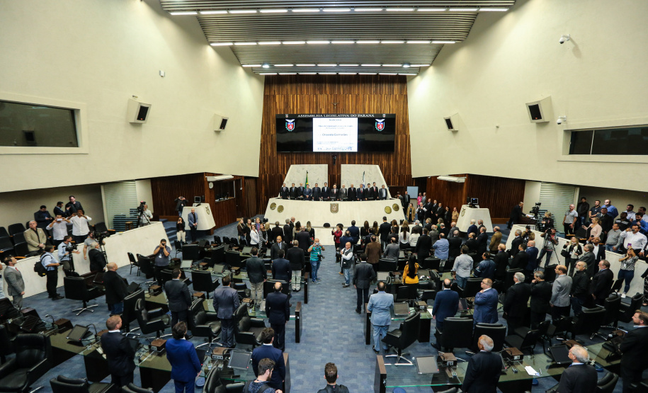 O governador Carlos Massa Ratinho Junior participa da entrega do título de Cidadão Honorário do Paraná ao senador Oriovisto Guimarães, na Assembleia Legislativa do Paraná Curitiba, 17/06/2019 -Foto: Geraldo Bubniak/ANPr