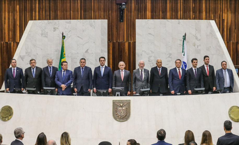 O governador Carlos Massa Ratinho Junior participa da entrega do título de Cidadão Honorário do Paraná ao senador Oriovisto Guimarães, na Assembleia Legislativa do Paraná Curitiba, 17/06/2019 -Foto: Geraldo Bubniak/ANPr