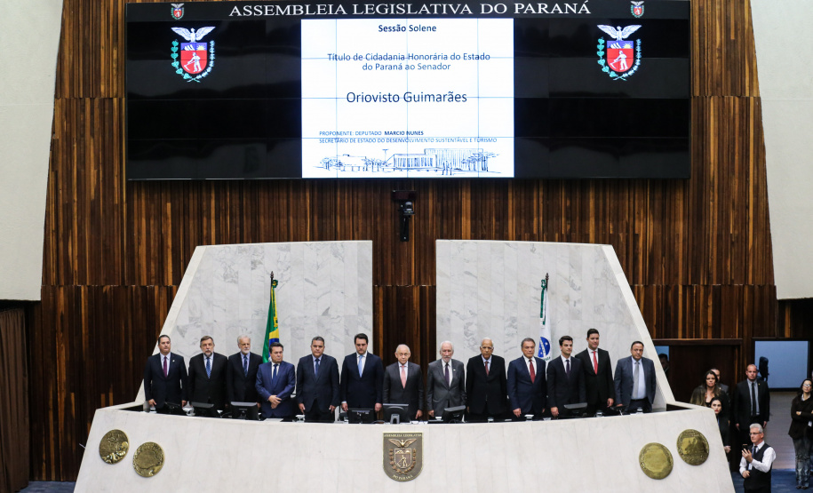 O governador Carlos Massa Ratinho Junior participa da entrega do título de Cidadão Honorário do Paraná ao senador Oriovisto Guimarães, na Assembleia Legislativa do Paraná Curitiba, 17/06/2019 -Foto: Geraldo Bubniak/ANPr