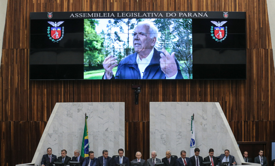 O governador Carlos Massa Ratinho Junior participa da entrega do título de Cidadão Honorário do Paraná ao senador Oriovisto Guimarães, na Assembleia Legislativa do Paraná Curitiba, 17/06/2019 -Foto: Geraldo Bubniak/ANPr