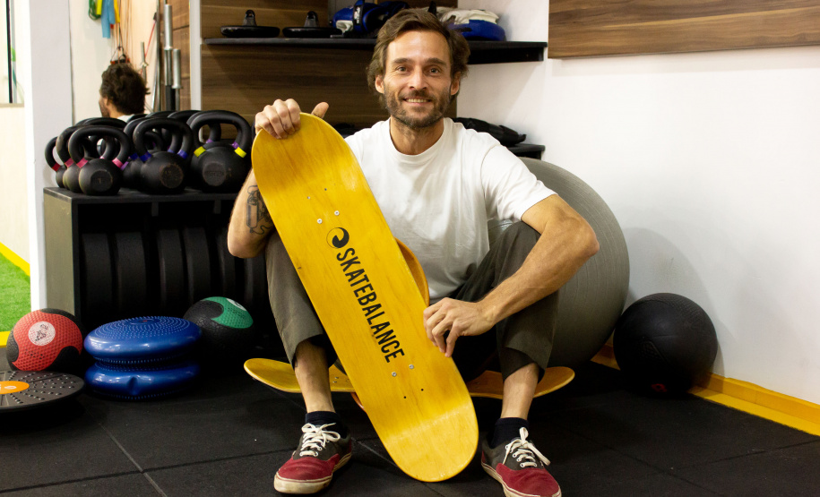 Instrutores de Pilates, fisioterapeutas e personal trainers estão utilizando um novo equipamento para tratar pacientes lesionados e propor exercícios de equilíbrio e concentração. Trata-se de uma prancha de equilíbrio criada pelo empresário curitibano André Guetter Camargo, que a desenvolveu com o apoio do Instituto de Tecnologia do Paraná (Tecpar). Foto: Tecpar