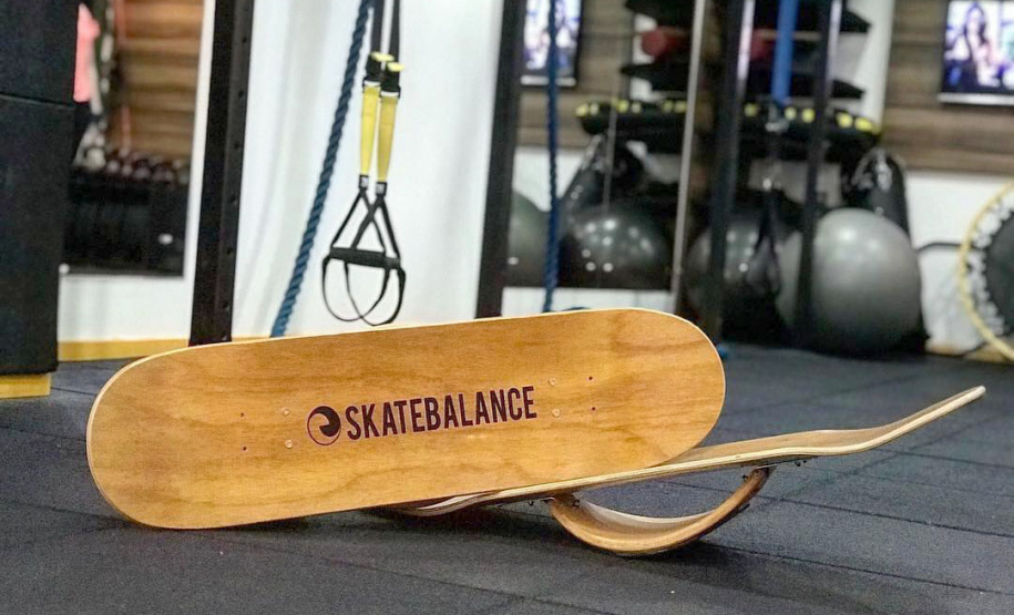 Instrutores de Pilates, fisioterapeutas e personal trainers estão utilizando um novo equipamento para tratar pacientes lesionados e propor exercícios de equilíbrio e concentração. Trata-se de uma prancha de equilíbrio criada pelo empresário curitibano André Guetter Camargo, que a desenvolveu com o apoio do Instituto de Tecnologia do Paraná (Tecpar). Foto: Divulgação Skatebalance
