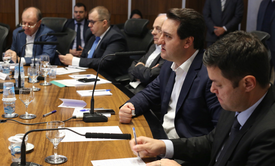 Governador Carlos Massa Ratinho Junior durante reunião com a equipe de governo. Foto: José Fernando Ogura/ANPr