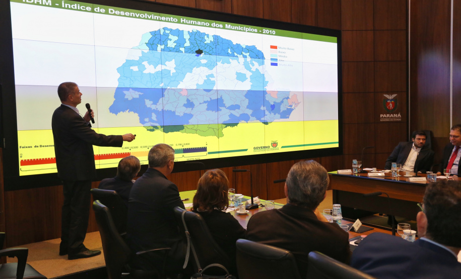 Também na reunião do secretariado desta terça-feira (18), o Instituto Paranaense de Desenvolvimento Econômico e Social (Ipardes) apresentou um estudo sobre as cidades do Paraná com menor Índice de Desenvolvimento Humano. A iniciativa listou 45 municípios com indicadores abaixo da média estadual, levando em consideração critérios como taxa de mortalidade, abandono escolar e emprego formal. Foto: José Fernando Ogura/ANPr