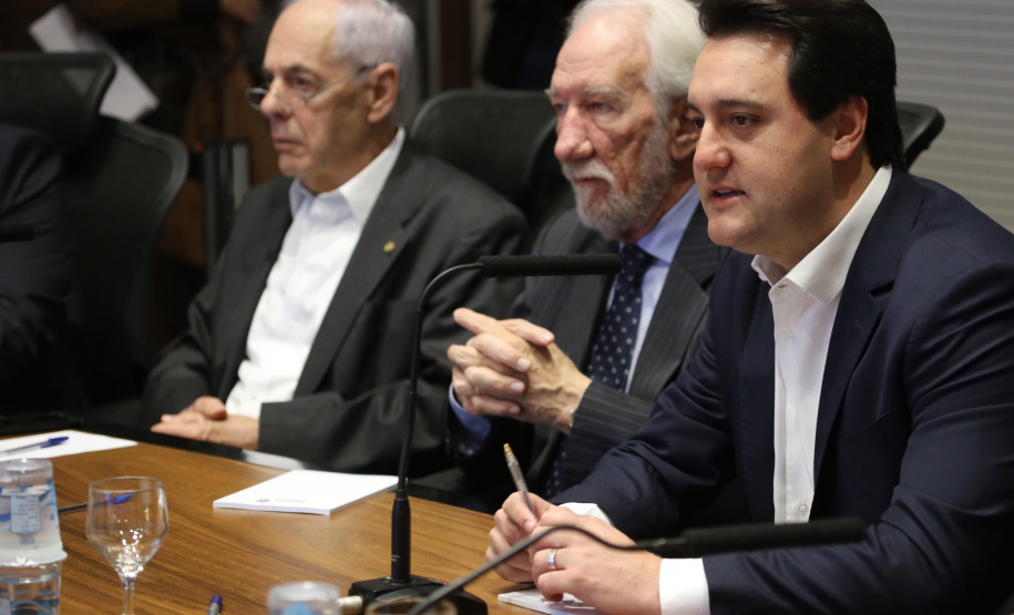 Governador Carlos Massa Ratinho Junior durante reunião com a equipe de governo. Foto: José Fernando Ogura/ANPr