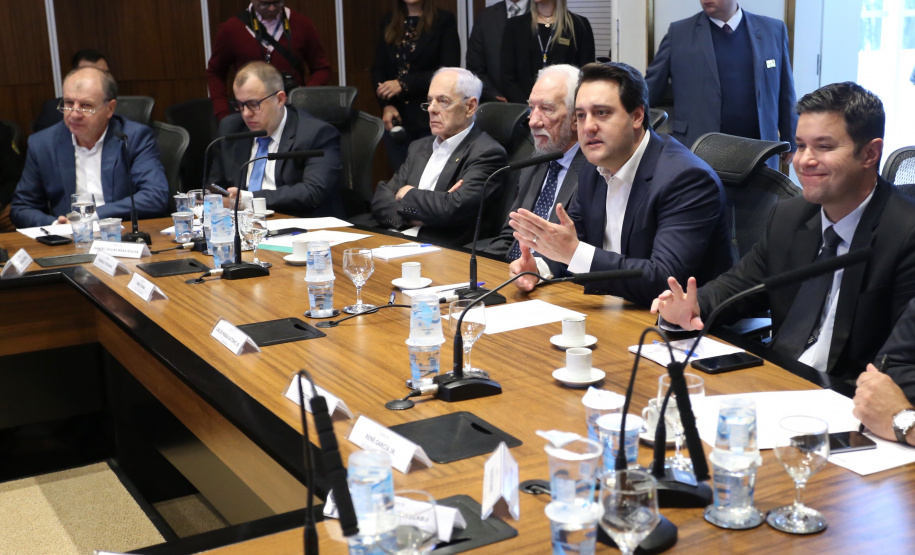 Governador Carlos Massa Ratinho Junior durante reunião com a equipe de governo. Foto: José Fernando Ogura/ANPr