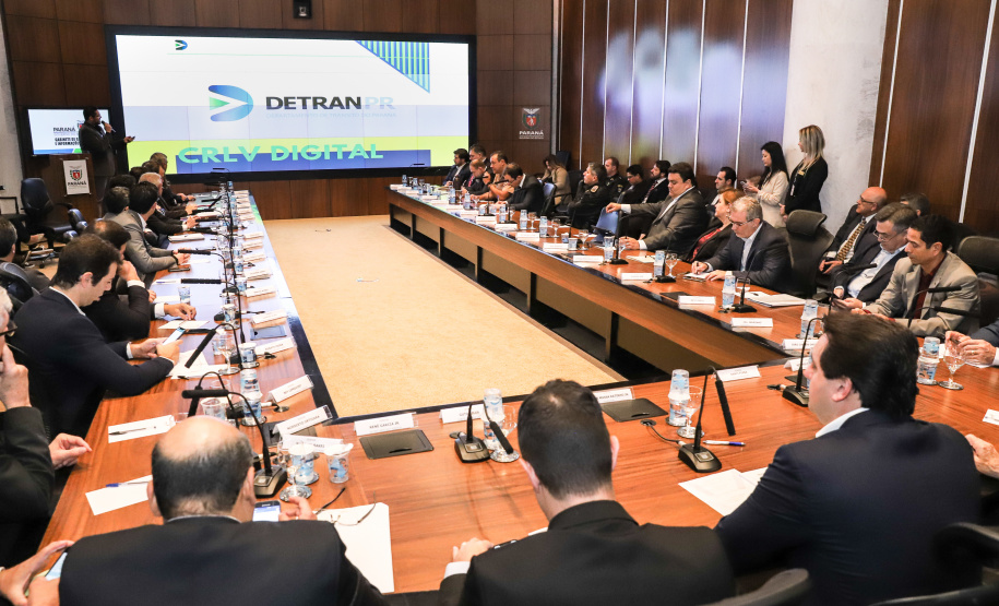 Os proprietários de veículos no Paraná podem contar com mais uma facilidade digital. Nesta terça-feira (18), durante a reunião do governador Carlos Massa Ratinho Junior com o secretariado, realizada no Palácio Iguaçu, foi lançado o Certificado de Registro e Licenciamento de Veículo Digital (CRLV).  -  Curitiba, 18/06/2019  -   Foto: Rodrigo Félix Leal/ANPr