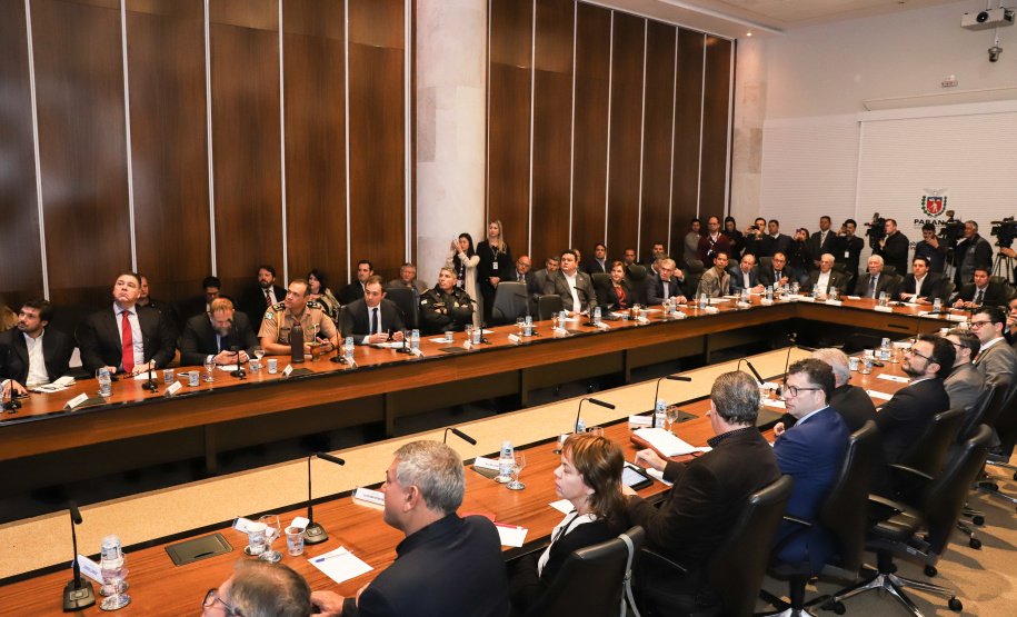 Os proprietários de veículos no Paraná podem contar com mais uma facilidade digital. Nesta terça-feira (18), durante a reunião do governador Carlos Massa Ratinho Junior com o secretariado, realizada no Palácio Iguaçu, foi lançado o Certificado de Registro e Licenciamento de Veículo Digital (CRLV).  -  Curitiba, 18/06/2019  -   Foto: Rodrigo Félix Leal/ANPr