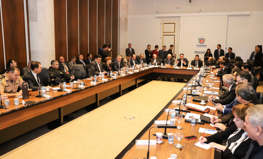 Os proprietários de veículos no Paraná podem contar com mais uma facilidade digital. Nesta terça-feira (18), durante a reunião do governador Carlos Massa Ratinho Junior com o secretariado, realizada no Palácio Iguaçu, foi lançado o Certificado de Registro e Licenciamento de Veículo Digital (CRLV).  -  Curitiba, 18/06/2019  -   Foto: Rodrigo Félix Leal/ANPr