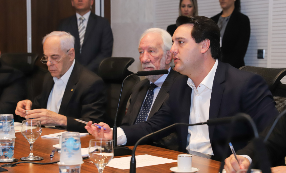 Os proprietários de veículos no Paraná podem contar com mais uma facilidade digital. Nesta terça-feira (18), durante a reunião do governador Carlos Massa Ratinho Junior com o secretariado, realizada no Palácio Iguaçu, foi lançado o Certificado de Registro e Licenciamento de Veículo Digital (CRLV).  -  Curitiba, 18/06/2019  -   Foto: Rodrigo Félix Leal/ANPr