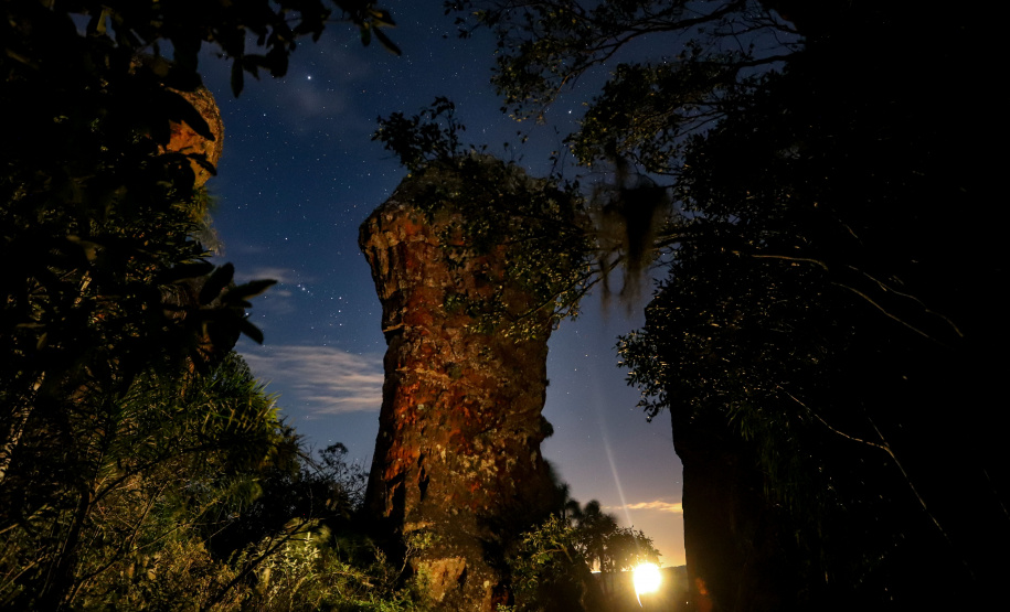 Começa nesta sexta-feira (5) a programação especial do Parque Estadual de Vila Velha, em Ponta Grossa. Os passeios são ofertados pelo Instituto Ambiental do Paraná (IAP), gestor da Unidade de Conservação, em parceria com guias locais e condutores de ecoturismo do entorno do parque. - Foto: Rodrigo Félix Leal/ANPr