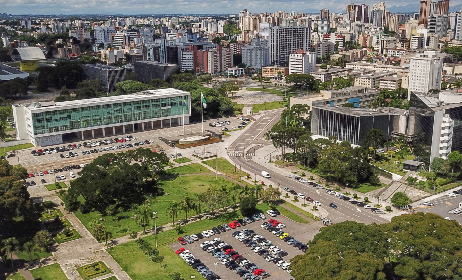 As repartições públicas estaduais terão escala especial de funcionamento no feriado do Corpus Christi. Além da quinta-feira (20), o Governo do Estado estabeleceu como ponto facultativo a sexta-feira (21). A medida não abrange serviços que não admitem paralisação, como hospitais e delegacias. - Foto: José Fernando Ogura/ANPr