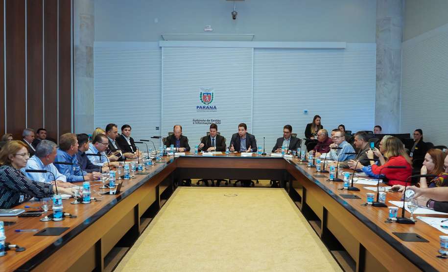 O governador Massa Ratinho Junior recebeu nesta terça-feira (18) chefes de núcleos das regiões de Apucarana, Maringá e Ivaiporã. Foi o segundo encontro de representantes das diversas áreas do governo no Interior com o objetivo de ampliar a integração e alinhar informações sobre programas, ações e resultados dos primeiros meses de gestão.  -  Curitiba, 18/06/2019  -  Foto: Guilherme Flores/Casa Civil